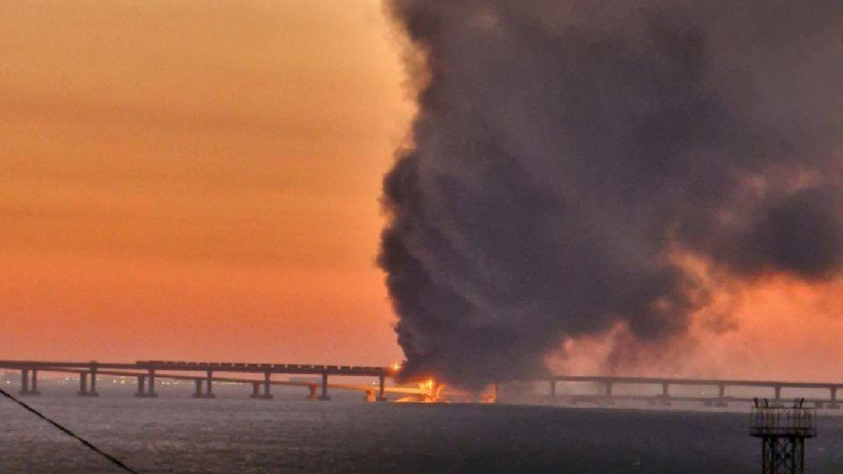 На Кримському мосту спалахнула пожежа | ОНОВЛЮЄТЬСЯ